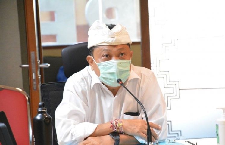 podiumnews.com-Wali Kota Denpasar Serahkan Bantuan ke Warga Kurang Mampu